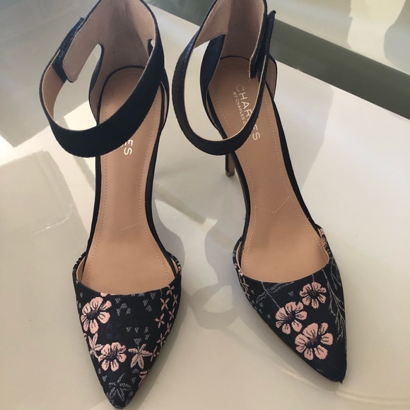 9M Navy Heels Embroidered Flowers Charles David - Picture 1 of 7